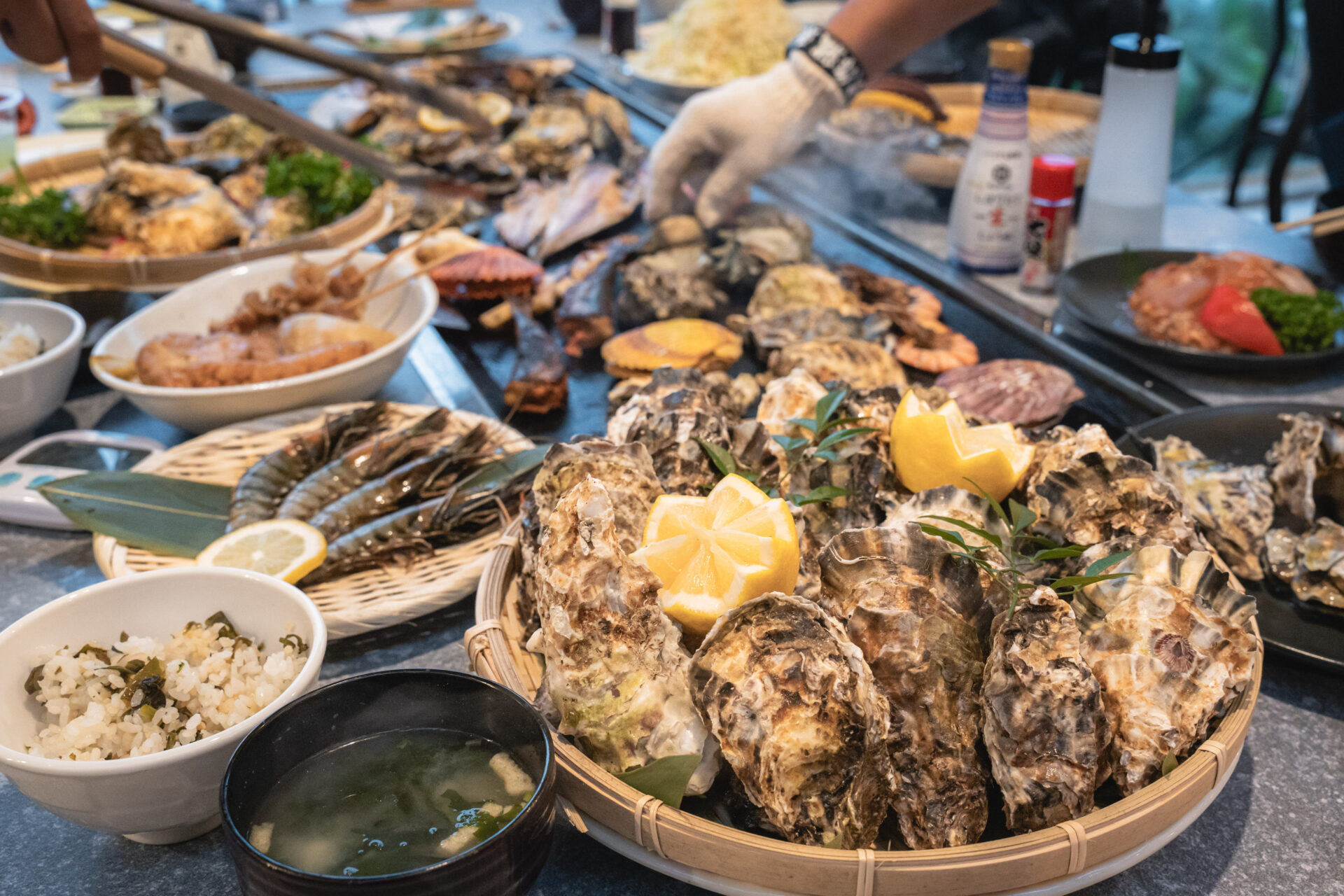 美しい海を眺めながら牡蠣・海鮮を堪能 - 知多半島でBBQ &牡蠣小屋する